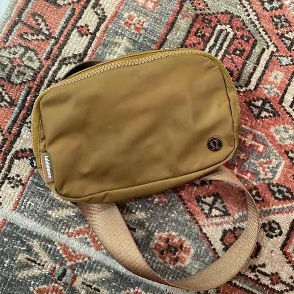 Lululemon Everywhere Belt Bag Crossbody - Picture 1 of 6